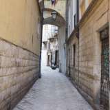 Per raggiungere la chiesa da Piazza Mercantile basta imboccare via degli Orefici, per poi girare a destra su strada Santa Teresa dei Maschi che dopo pochi metri ci conduce davanti alla nostra meta